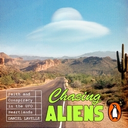 Book cover of Chasing Aliens by Daniel Lavelle