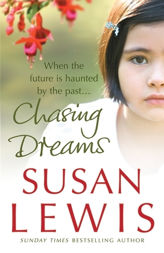 Book cover of Chasing Dreams by Susan Lewis