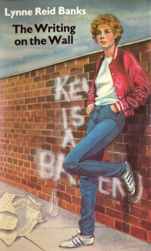Book cover of Writing On The Wall by Lynne Reid Banks