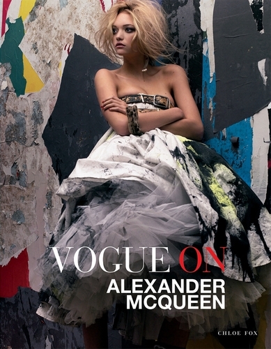 Book cover of Vogue on: Alexander McQueen by Chloe Fox