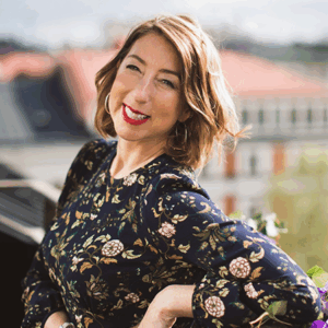 Portrait of Jenny Colgan. Photo credit: Kasja Goeransson